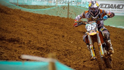 开云体育ios-雪太大，塞内加尔球员脚底打滑完成“冰上倒钩”，塞内加尔摔跤